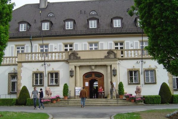 Eingangsgestaltung Schloss Höhenried